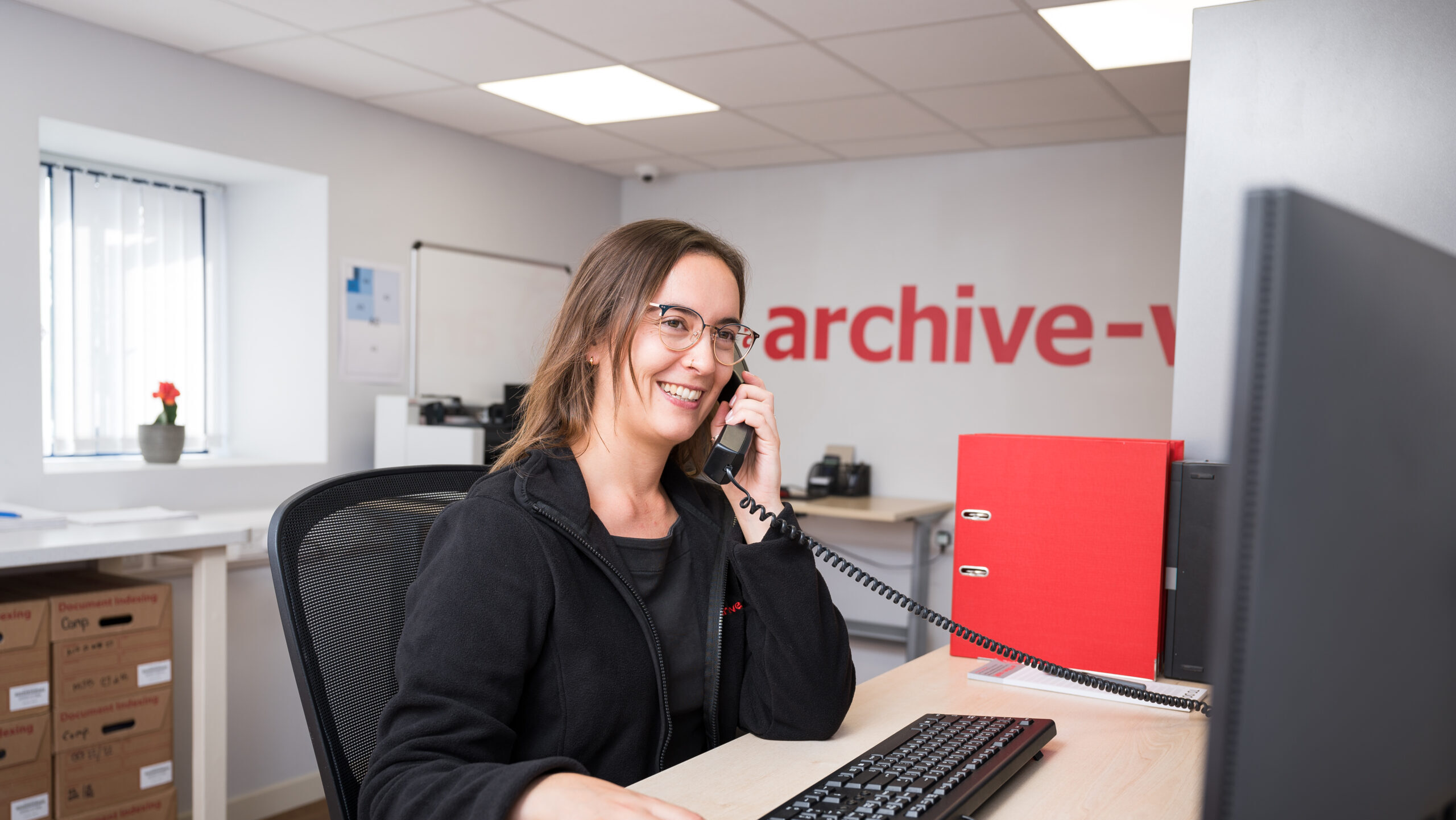 employee speaking to customer on the phone